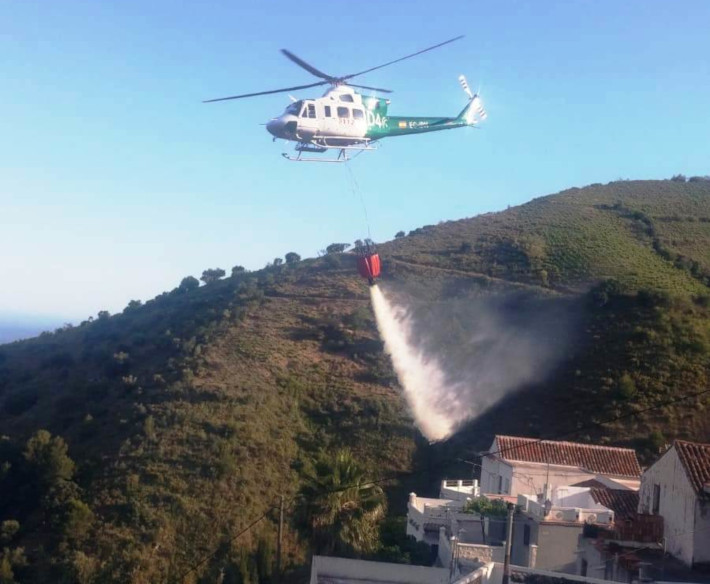 Bomberos de Almucar, un helicptero del Infoca y un retn de incendios sofocan un fuego en el pago de El Cerval, al Noroeste de La Herradura